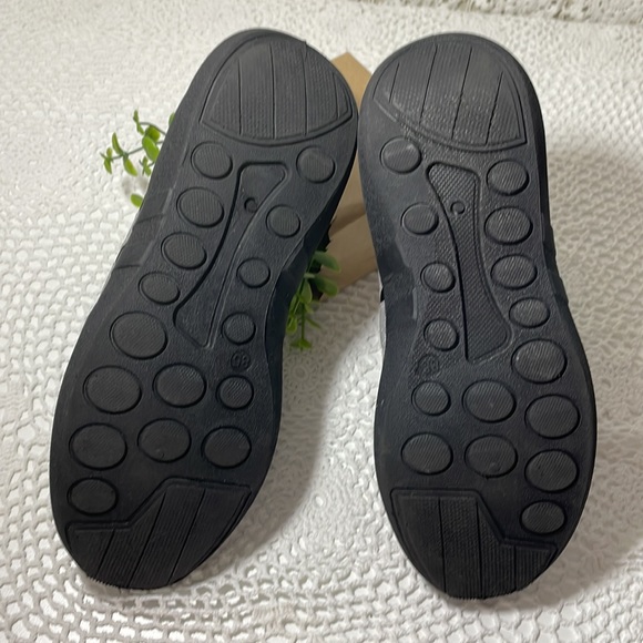 Ladies LOVE ❤️ walking shoe in ladies 8 US - Picture 8 of 8